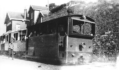 le tram Rochefort-Wellin, au pied de la "rampe
                des Poetes"
